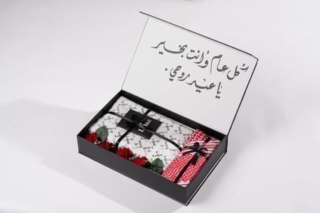 بكس إهداء شماغ+قماش+تغليف ورد