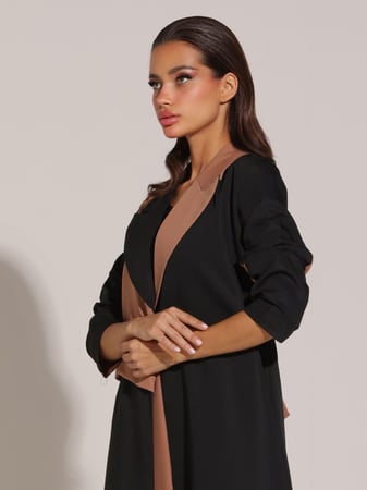 عباية سوداء مع تفاصيل لون جملي و اسود