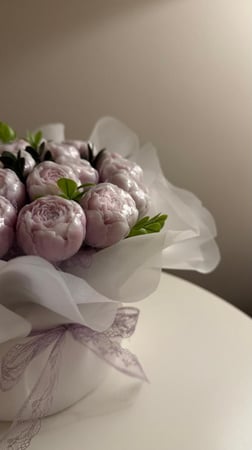 صابون البيوني بتدرجات اللون الموف والابيض مع باقة الاورجانزا