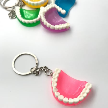 ميدالية طقم اسنان