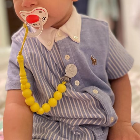 سبحة حامل مصاصة لون أصفر للأطفال