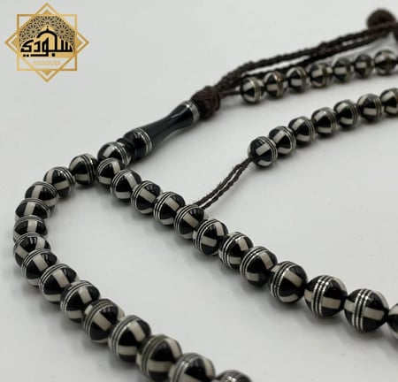 سبحة بني داكن تزيد فخامة مع الوقت