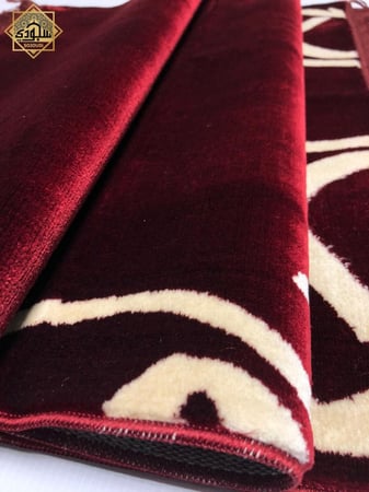 سجادة صلاة فاخرة باللون العودي مزينة بالحروف المخملية العربية