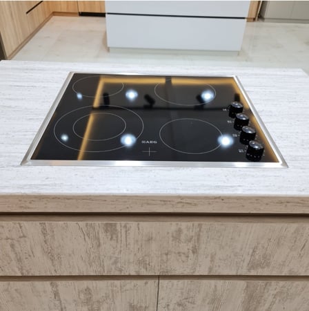 سطح 60سم 4 عيون كهرباء سرميك AEG الماني موديل ( HK614010MB )