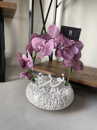 فازة ورد صناعي صغيرة