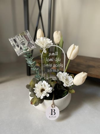 مزهرية ورد ابيض صناعي