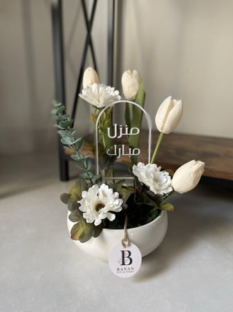 مزهرية ورد ابيض صناعي