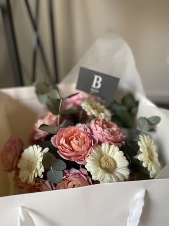 فازة ورد طبيعي صغيرة