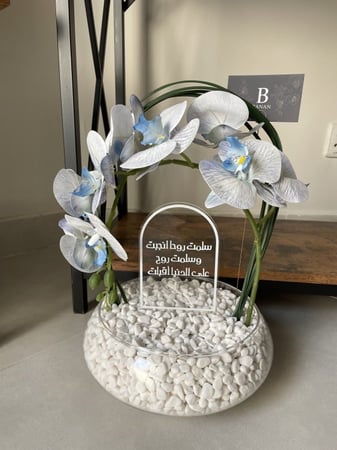 فازة ورد صناعي صغيرة