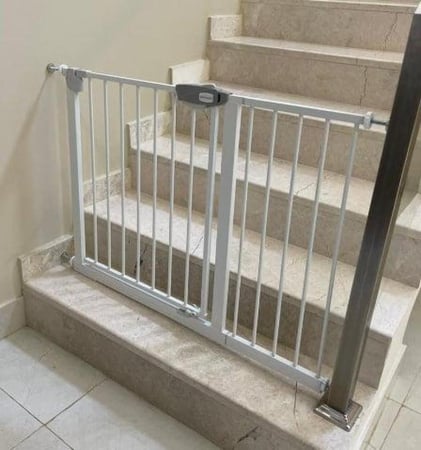 حاجز درج امان للاطفال العرض 120 سم ويتمدد الى 127 سم و ارتفاع 78 سم \= S5.5