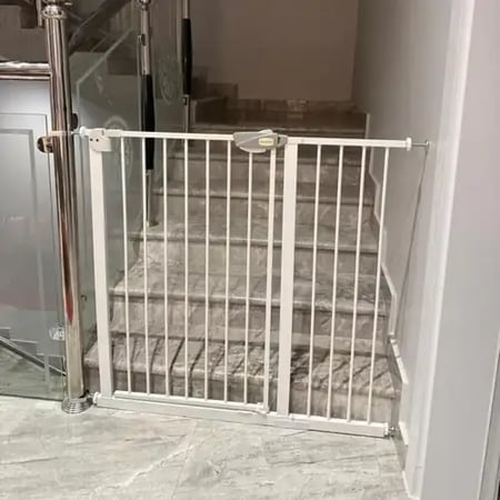 حاجز درج  امان للاطفال  العرض 96 سم ويتمدد الى 103 سم و ارتفاع 78 سم \=S3