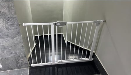 حاجز درج و باب امان للاطفال  ارتفاع  103 سم  و العرض  106 سم ويتمدد الى 113 سم \=L4