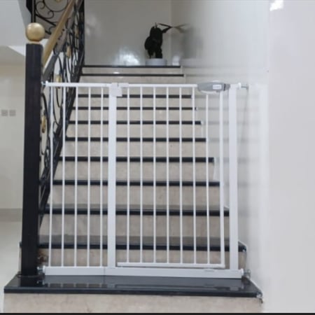 حاجز درج و باب امان للاطفال  ارتفاع  103سم  و العرض 121 سم ويتمدد الى 128 سم \=L5