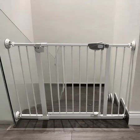 حاجز درج  امان للاطفال  العرض 106 سم ويتمدد الى  113 سم  و  ارتفاع 78 سم \=S4