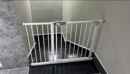 حاجز درج و باب امان للاطفال  ارتفاع  103سم  و العرض 121 سم ويتمدد الى 128 سم \=L5