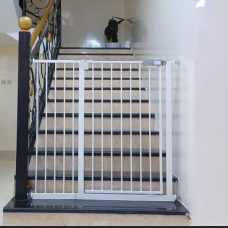 حاجز درج و باب امان للأطفال  ارتفاع  103سم  و العرض 86 سم ويتمدد الى 93 سم \=L2