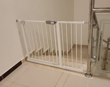 حاجز درج  امان للاطفال  العرض 96 سم ويتمدد الى 103 سم و ارتفاع 78 سم \=S3