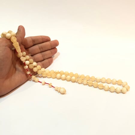 مستكة مع تمليكة عدد الخرز 57 مقاس الخرز 9 / 9.5 مل ( بدون ريحة )