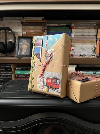 تغليف كتاب مزين بملصقات وزخارف مستوحاة من الطابع القديم