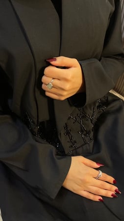 عبايه بقماش كريب اندونسي وشك يدوي مع طرحه اسود  قصة العبايه ربع كلوش