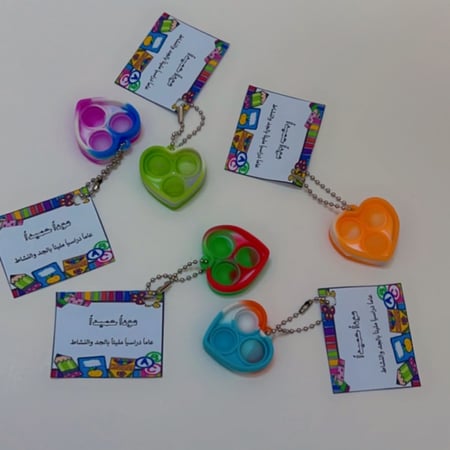 توزيعات ميدالية بالحبة مع امكانية تصميم البطاقة حسب الطلب