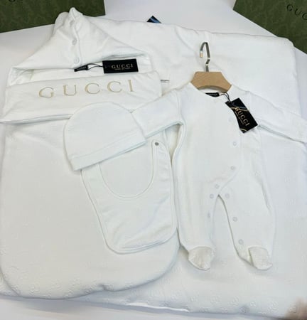 طقم قوتشي ابيض