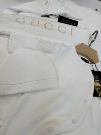 طقم قوتشي ابيض