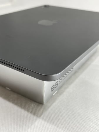 ايباد برو  2018 ,11 إنش ،64جيجا،  واي فاي ، مستعمل نظيف لا توجد خدوش