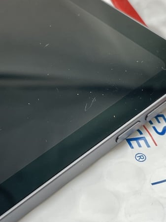 ايباد برو 2018, 1 تيرا بايت واي فاي + منفذ شريحه ، 12, إنش  ( مستعمل  يوجد خدوش خفيفه بالشاشه بدون كرتون)