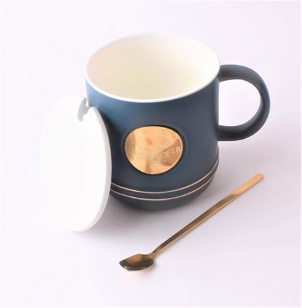 كوب فاخر بغطاء وملعقه ذهبيه بشكل رخامي