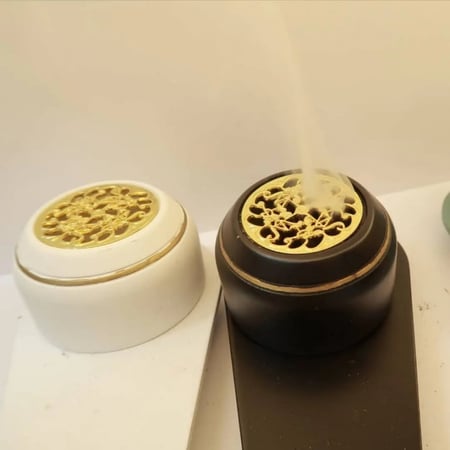 مبخرة سليكون أنيقة محمولة تعمل بالفحم مع نقوش ذهبية