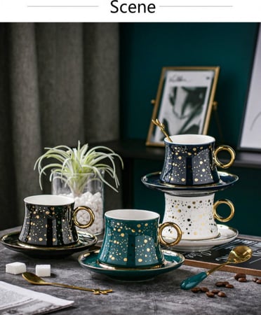 فنجان قهوة فاخر من السيراميك مع طبق تقديم وملعقة