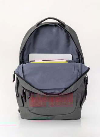 شنطة مدرسية بألوان هادئة