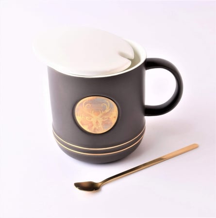 كوب فاخر بغطاء وملعقه ذهبيه بشكل رخامي