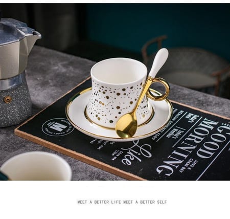 فنجان قهوة فاخر من السيراميك مع طبق تقديم وملعقة