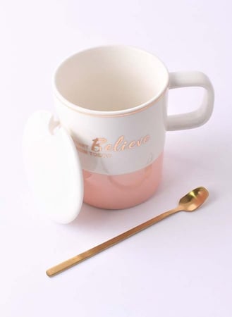 كوب قهوة سيراميك بألوان متنوعة مع غطاء وملعقة ذهبية اللون