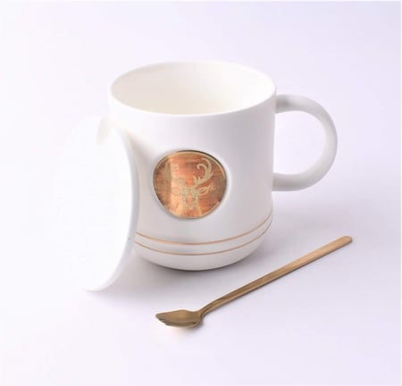 كوب فاخر بغطاء وملعقه ذهبيه بشكل رخامي