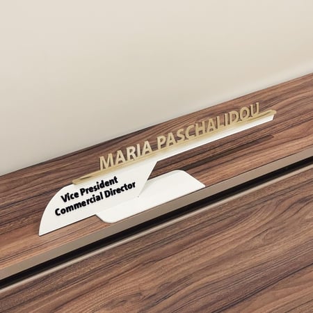 ستاند لوحة اسم مكتبي مميز وفخم باللغه الانجليزية حسب الطلب