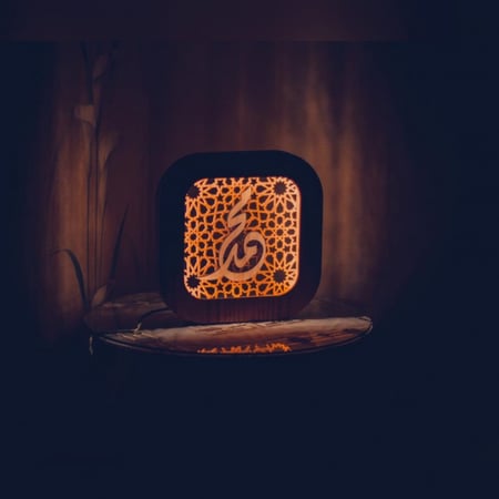 اباجورة مضيئة بالاسم