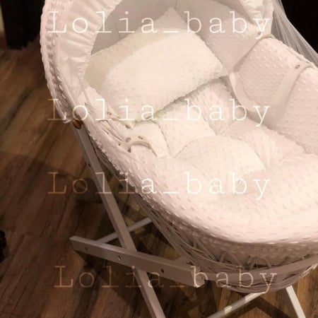 مهد مواليد مع مفرش و قاعدة ابيض