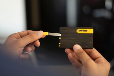 قطعة بمهام متعددة من اوف تيك بشكل البطاقة