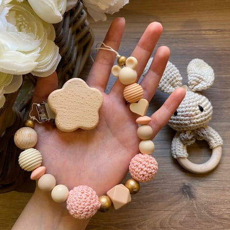 تعليقة لهايه بلون برتقالي (ليس وردي)