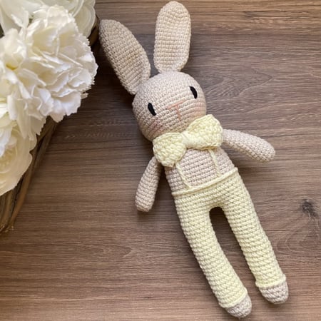 دمية كروشيه ارنب اصفر وبيج