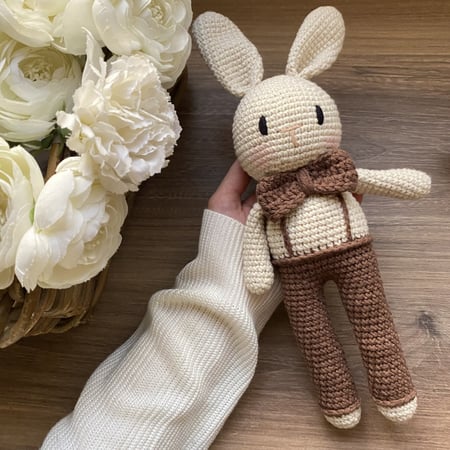 دمية كروشيه ارنب بني وبيج