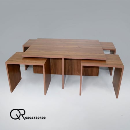 طاولة قهوة رئيسية مع 4 طاولات خدمة