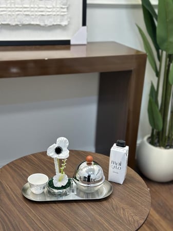 صحن زجاج بغطاء فضي