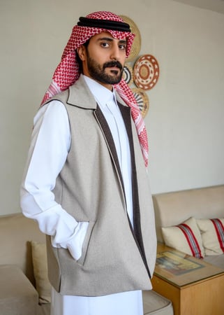 فيست رجالي رسمي وجهين بني وبيج دافئ.