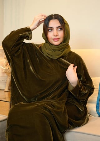 عباية مخمل بشت زيتوني مع طرحة