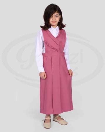 مريول بناتي وردي وقميص أبيض رقبة على شكل V  بكشكش ومغاط من الخصر