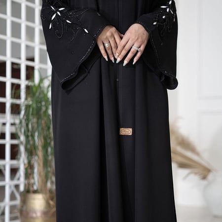 عباية سوداء انترنت كلوش مطرزه على الأكمام بلون ابيض وترتر اسود مع طرحهF